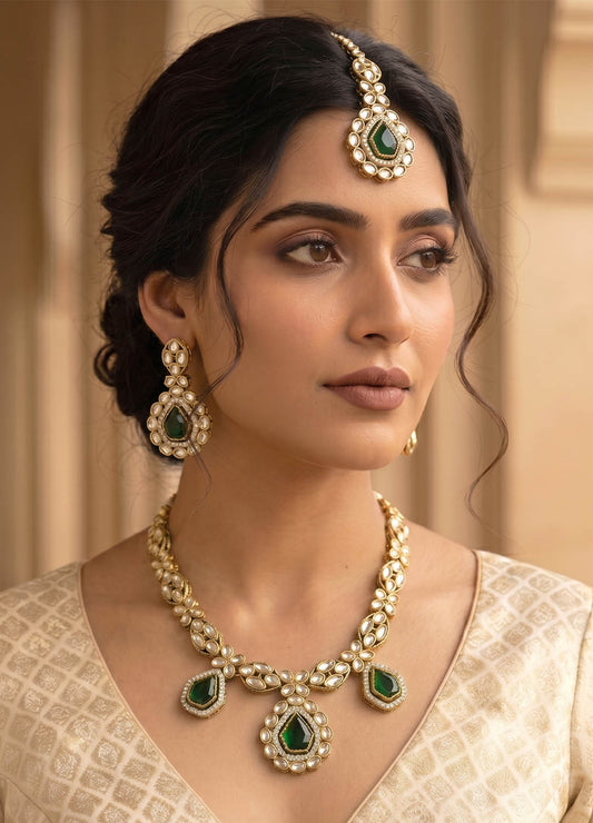 Green kundan necklace with elegant detailing