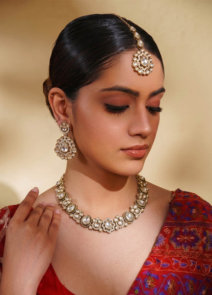White kundan necklace with elegant detailing